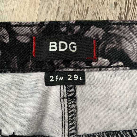 UO BDG : blacked out floral print jeans - Picture 8 of 11